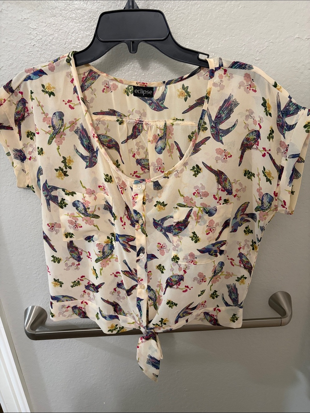 Eclipse Women's Cream Button-Front Tie-Hem Bird Print Top